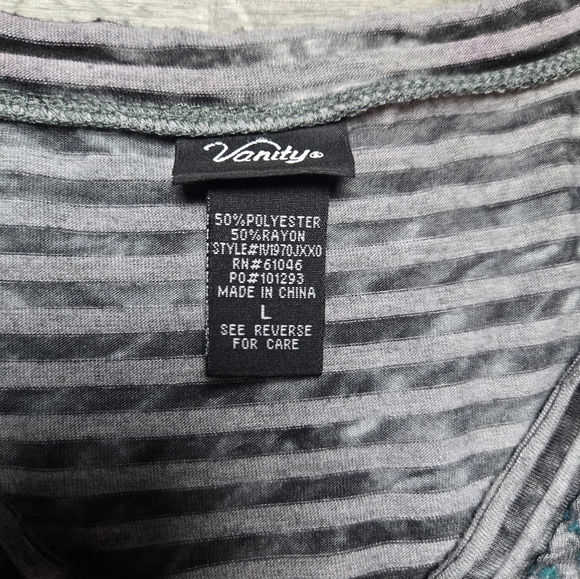 Y2K Vintage Vanity Graphic V-neck Tee - Picture 3 of 6